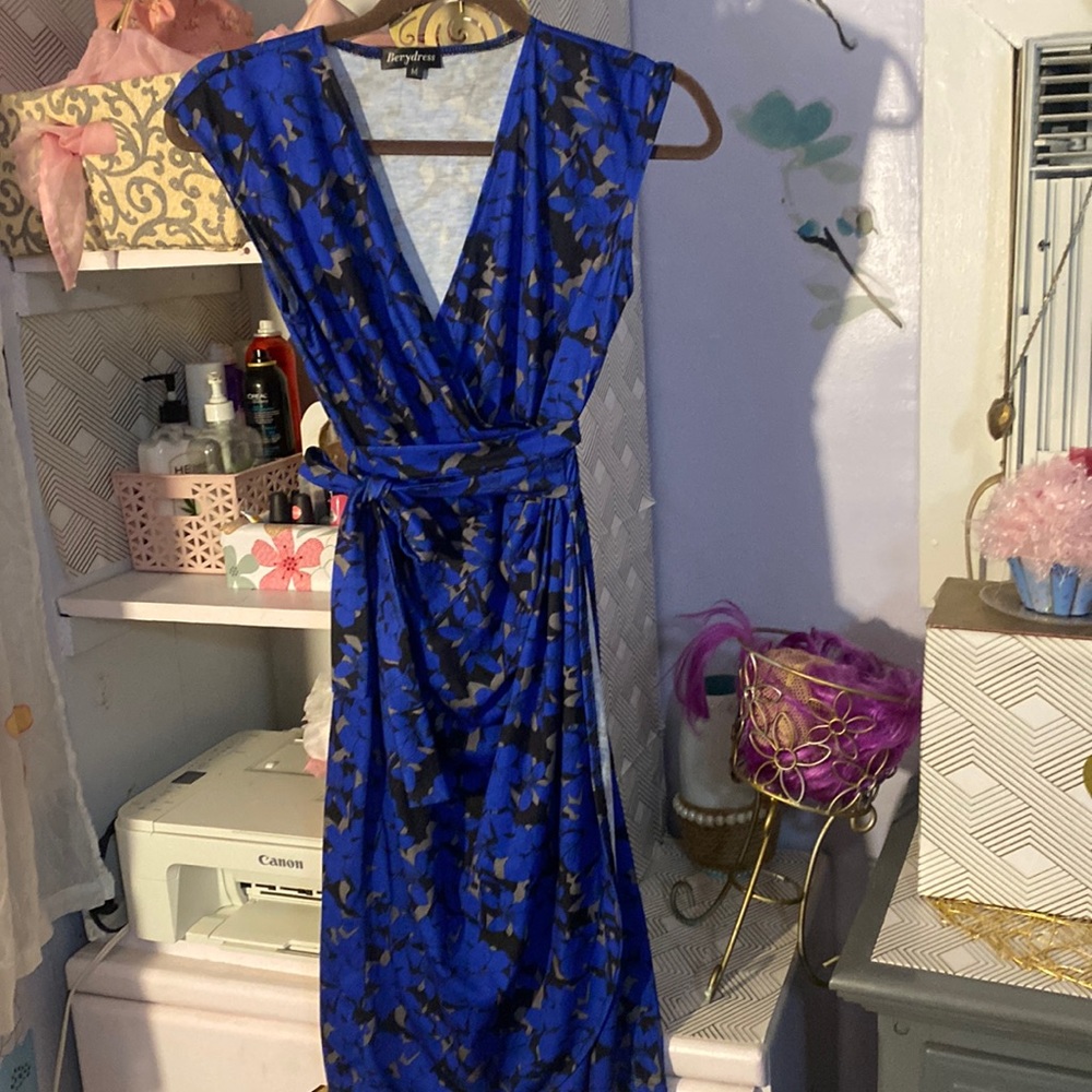 Super cute wrap dress . Never worn .